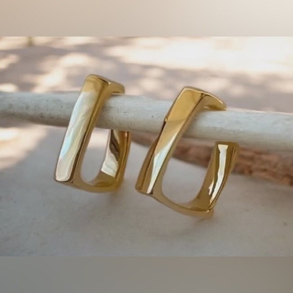 Jewelry - Brand New Elegant Minimalist Fashion Earrings Gold Tone